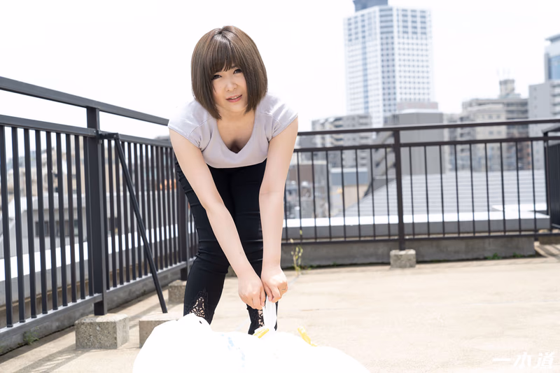 Umisaki Nami - Braless Neighbor Wife Takes Out Trash - Loves to Play Umisaki Nami sample image 1