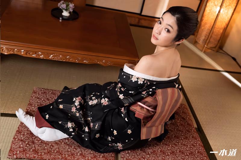 Ryu Enami - Intimate Hot Spring Beauty - Ryu Enami sample image 2