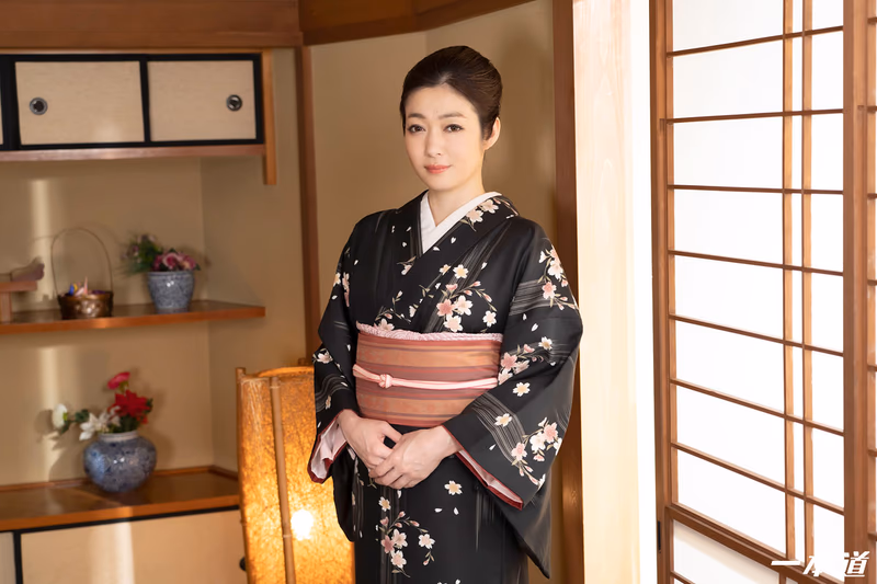 Ryu Enami - Intimate Hot Spring Beauty - Ryu Enami sample image 3