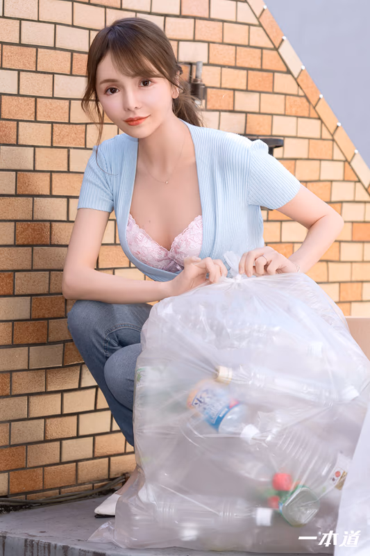 Hironaka Reona - Neighborhood Playful No-Bra Wife Taking Out Trash in the Morning - Reona Hironaka sample image 1