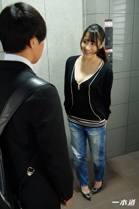 Yamagishi Ayana - Braless Housewife Next Door Loves to Play - Morning Trash Run with Yamakishi Ayana sample image 6