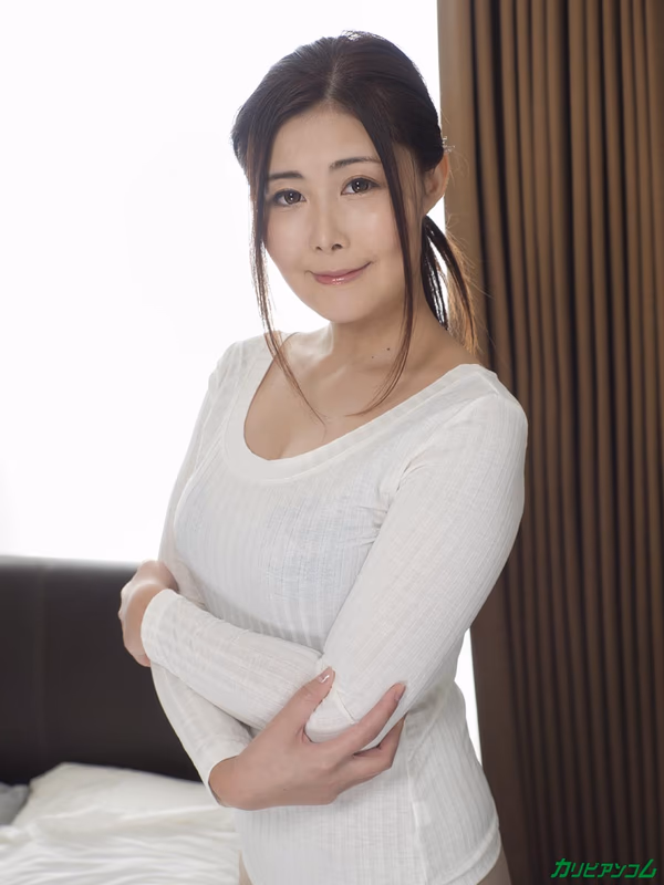 Mirei Imada - Un Voyeur S'infiltre pendant l'Absence du Mari ~Une Femme la Langue Sortie qui Oublie facilement son Mari~ sample image 4