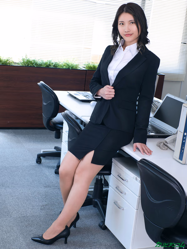 Akasaka Momoko - New Employee Training Vol.31 sample image 1