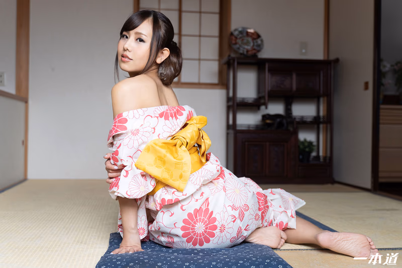 Aoi Emi - Beautiful Woman in Yukata sample image 2
