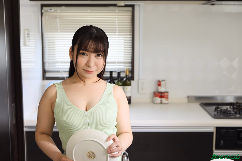 Shirose Yukiho - While My Friend Was Away, I Lost My Virginity to My Friend's Mom sample image 1
